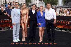 LONDON, ENGLAND - JULY 12: Robert Downey Jr., Christopher Nolan, Emily Blunt, Cillian Murphy, Florence Pugh and Matt Damon attend the London Photocall for Universal Pictures' "Oppenheimer" at Trafalgar Square on July 12, 2023 in London, England. (Photo by Neil P. Mockford/Getty Images for Universal Pictures)