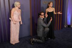 HOLLYWOOD, CALIFORNIA - JANUARY 09: (L-R) Florence Pugh, Robert Downey Jr. and Susan Downey attend the Academy Of Motion Picture Arts & Sciences' 14th Annual Governors Awards at The Ray Dolby Ballroom on January 09, 2024 in Hollywood, California. (Photo by Frazer Harrison/Getty Images)