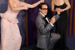 HOLLYWOOD, CALIFORNIA - JANUARY 09: (L-R) Florence Pugh, Robert Downey Jr. and Susan Downey attend the Academy Of Motion Picture Arts & Sciences' 14th Annual Governors Awards at The Ray Dolby Ballroom on January 09, 2024 in Hollywood, California. (Photo by Frazer Harrison/Getty Images)