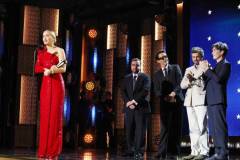 SANTA MONICA, CALIFORNIA - JANUARY 14: (L-R) Emily Blunt, David Krumholtz, Robert Downey Jr., Alden Ehrenreic, and Cillian Murphy accept the Best Acting Ensemble Award for 'Oppenheimer' onstage during the 29th Annual Critics Choice Awards at Barker Hangar on January 14, 2024 in Santa Monica, California. (Photo by Kevin Mazur/Getty Images for Critics Choice Association)
