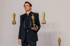 Hollywood, CA - March 10: Robert Downey Jr. winner of the Best Actor in a Supporting Role award for "Oppenheimer," in the deadline room at the 96th Annual Academy Awards at the Dolby Theatre at Hollywood & Highland Center in Hollywood, CA, Sunday, March 10, 2024. (Dania Maxwell / Los Angeles Times via Getty Images)
