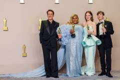 Hollywood, CA - March 10: Robert Downey Jr., Da'Vine Joy Randolph, Emma Stone and Cillian Murphy in the deadline room at the 96th Annual Academy Awards at the Dolby Theatre at Hollywood & Highland Center in Hollywood, CA, Sunday, March 10, 2024. (Dania Maxwell / Los Angeles Times via Getty Images)