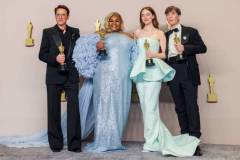 Hollywood, CA - March 10: Robert Downey Jr., Da'Vine Joy Randolph, Emma Stone and Cillian Murphy in the deadline room at the 96th Annual Academy Awards at the Dolby Theatre at Hollywood & Highland Center in Hollywood, CA, Sunday, March 10, 2024. (Dania Maxwell / Los Angeles Times via Getty Images)