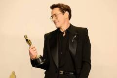 HOLLYWOOD, CALIFORNIA - MARCH 10: Robert Downey Jr., winner of the Best Actor in a Supporting Role award for ?Oppenheimer?, poses in the press room during the 96th Annual Academy Awards at Ovation Hollywood on March 10, 2024 in Hollywood, California. (Photo by Arturo Holmes/Getty Images)