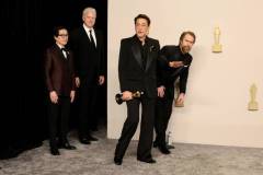 HOLLYWOOD, CALIFORNIA - MARCH 10: (L-R) Ke Huy Quan, Tim Robbins, Robert Downey Jr., winner of the Best Actor in a Supporting Role award for ?Oppenheimer?, and Sam Rockwell pose in the press room during the 96th Annual Academy Awards at Ovation Hollywood on March 10, 2024 in Hollywood, California. (Photo by Arturo Holmes/Getty Images)