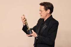 HOLLYWOOD, CALIFORNIA - MARCH 10: Robert Downey Jr., winner of Best Supporting Actor award for 'Oppenheimer' poses in the press room during the 96th Annual Academy Awards at Ovation Hollywood on March 10, 2024 in Hollywood, California. (Photo by Rodin Eckenroth/Getty Images)