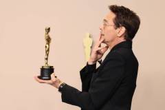 HOLLYWOOD, CALIFORNIA - MARCH 10: Robert Downey Jr., winner of Best Supporting Actor award for 'Oppenheimer' poses in the press room during the 96th Annual Academy Awards at Ovation Hollywood on March 10, 2024 in Hollywood, California. (Photo by Rodin Eckenroth/Getty Images)