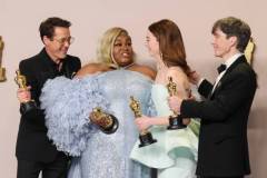 HOLLYWOOD, CALIFORNIA - MARCH 10: Robert Downey Jr., Da'Vine Joy Randolph, Emma Stone, and Cillian Murphy pose in the press room during the 96th Annual Academy Awards at Ovation Hollywood on March 10, 2024 in Hollywood, California. (Photo by Rodin Eckenroth/Getty Images)