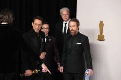 HOLLYWOOD, CALIFORNIA - MARCH 10: (L-R) Tim Robbins, Robert Downey Jr., winner of the Best Actor in a Supporting Role award for ?Oppenheimer?, Ke Huy Quan, and Sam Rockwell pose in the press room during the 96th Annual Academy Awards at Ovation Hollywood on March 10, 2024 in Hollywood, California. (Photo by Jeff Kravitz/FilmMagic)