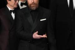 HOLLYWOOD, CALIFORNIA - MARCH 10: (L-R) Tim Robbins, Robert Downey Jr., winner of the Best Actor in a Supporting Role award for ?Oppenheimer?, Ke Huy Quan, and Sam Rockwell pose in the press room during the 96th Annual Academy Awards at Ovation Hollywood on March 10, 2024 in Hollywood, California. (Photo by Jeff Kravitz/FilmMagic)