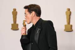 HOLLYWOOD, CALIFORNIA - MARCH 10: Robert Downey Jr., winner of the Best Actor in a Supporting Role award for ?Oppenheimer?, pose in the press room during the 96th Annual Academy Awards at Ovation Hollywood on March 10, 2024 in Hollywood, California. (Photo by Jeff Kravitz/FilmMagic)