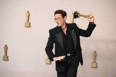 HOLLYWOOD, CALIFORNIA - MARCH 10: Robert Downey Jr., winner of the Best Actor in a Supporting Role award for ?Oppenheimer?, pose in the press room during the 96th Annual Academy Awards at Ovation Hollywood on March 10, 2024 in Hollywood, California. (Photo by Jeff Kravitz/FilmMagic)