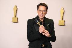 HOLLYWOOD, CALIFORNIA - MARCH 10: Robert Downey Jr., winner of the Best Actor in a Supporting Role award for ?Oppenheimer?, pose in the press room during the 96th Annual Academy Awards at Ovation Hollywood on March 10, 2024 in Hollywood, California. (Photo by Jeff Kravitz/FilmMagic)