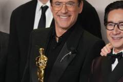 HOLLYWOOD, CALIFORNIA - MARCH 10: (L-R) Tim Robbins, Robert Downey Jr., winner of the Best Actor in a Supporting Role award for ?Oppenheimer?, Ke Huy Quan, pose in the press room during the 96th Annual Academy Awards at Ovation Hollywood on March 10, 2024 in Hollywood, California. (Photo by Jeff Kravitz/FilmMagic)