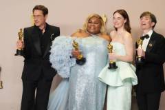 HOLLYWOOD, CALIFORNIA - MARCH 10: (L-R) Robert Downey Jr., winner of the Best Actor in a Supporting Role award for ?Oppenheimer?, Da'Vine Joy Randolph, winner of the Best Supporting Actress award for ?The Holdovers?, Emma Stone, winner of the Best Actress in a Leading Role award for ?Poor Things?, and Cillian Murphy, winner of the Best Actor in a Leading Role award for ?Oppenheimer?, pose in the press room during the 96th Annual Academy Awards at Ovation Hollywood on March 10, 2024 in Hollywood, California. (Photo by Jeff Kravitz/FilmMagic)