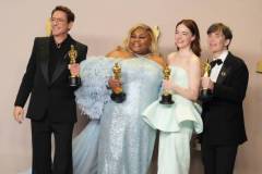 HOLLYWOOD, CALIFORNIA - MARCH 10: (L-R) Robert Downey Jr., winner of the Best Actor in a Supporting Role award for ?Oppenheimer?, Da'Vine Joy Randolph, winner of the Best Supporting Actress award for ?The Holdovers?, Emma Stone, winner of the Best Actress in a Leading Role award for ?Poor Things?, and Cillian Murphy, winner of the Best Actor in a Leading Role award for ?Oppenheimer?, pose in the press room during the 96th Annual Academy Awards at Ovation Hollywood on March 10, 2024 in Hollywood, California. (Photo by Jeff Kravitz/FilmMagic)