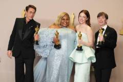 HOLLYWOOD, CALIFORNIA - MARCH 10: (L-R) Robert Downey Jr., winner of the Best Actor in a Supporting Role award for ?Oppenheimer?, Da'Vine Joy Randolph, winner of the Best Supporting Actress award for ?The Holdovers?, Emma Stone, winner of the Best Actress in a Leading Role award for ?Poor Things?, and Cillian Murphy, winner of the Best Actor in a Leading Role award for ?Oppenheimer?, pose in the press room during the 96th Annual Academy Awards at Ovation Hollywood on March 10, 2024 in Hollywood, California. (Photo by Jeff Kravitz/FilmMagic)