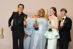 HOLLYWOOD, CALIFORNIA - MARCH 10: (L-R) Robert Downey Jr., winner of the Best Actor in a Supporting Role award for ?Oppenheimer?, Da'Vine Joy Randolph, winner of the Best Supporting Actress award for ?The Holdovers?, Emma Stone, winner of the Best Actress in a Leading Role award for ?Poor Things?, and Cillian Murphy, winner of the Best Actor in a Leading Role award for ?Oppenheimer?, pose in the press room during the 96th Annual Academy Awards at Ovation Hollywood on March 10, 2024 in Hollywood, California. (Photo by Jeff Kravitz/FilmMagic)