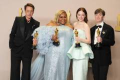 HOLLYWOOD, CALIFORNIA - MARCH 10: (L-R) Robert Downey Jr., winner of the Best Actor in a Supporting Role award for ?Oppenheimer?, Da'Vine Joy Randolph, winner of the Best Supporting Actress award for ?The Holdovers?, Emma Stone, winner of the Best Actress in a Leading Role award for ?Poor Things?, and Cillian Murphy, winner of the Best Actor in a Leading Role award for ?Oppenheimer?, pose in the press room during the 96th Annual Academy Awards at Ovation Hollywood on March 10, 2024 in Hollywood, California. (Photo by Jeff Kravitz/FilmMagic)