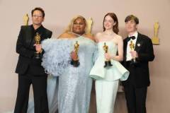 HOLLYWOOD, CALIFORNIA - MARCH 10: (L-R) Robert Downey Jr., winner of the Best Actor in a Supporting Role award for ?Oppenheimer?, Da'Vine Joy Randolph, winner of the Best Supporting Actress award for ?The Holdovers?, Emma Stone, winner of the Best Actress in a Leading Role award for ?Poor Things?, and Cillian Murphy, winner of the Best Actor in a Leading Role award for ?Oppenheimer?, pose in the press room during the 96th Annual Academy Awards at Ovation Hollywood on March 10, 2024 in Hollywood, California. (Photo by Jeff Kravitz/FilmMagic)