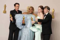 HOLLYWOOD, CALIFORNIA - MARCH 10: (L-R) Robert Downey Jr., winner of the Best Actor in a Supporting Role award for ?Oppenheimer?, Da'Vine Joy Randolph, winner of the Best Supporting Actress award for ?The Holdovers?, Emma Stone, winner of the Best Actress in a Leading Role award for ?Poor Things?, and Cillian Murphy, winner of the Best Actor in a Leading Role award for ?Oppenheimer?, pose in the press room during the 96th Annual Academy Awards at Ovation Hollywood on March 10, 2024 in Hollywood, California. (Photo by Jeff Kravitz/FilmMagic)