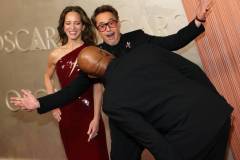HOLLYWOOD, CALIFORNIA - MARCH 02: (L-R) Susan Downey, Robert Downey Jr., and Samuel L. Jackson  attend the 97th Annual Oscars at Dolby Theatre on March 02, 2025 in Hollywood, California. (Photo by Arturo Holmes/WireImage)
