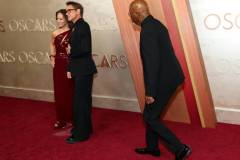 HOLLYWOOD, CALIFORNIA - MARCH 02: (L-R) Susan Downey, Robert Downey Jr., and Samuel L. Jackson attend the 97th Annual Oscars at Dolby Theatre on March 02, 2025 in Hollywood, California. (Photo by Arturo Holmes/WireImage)